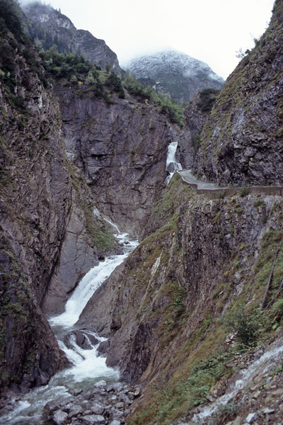 Am Sims-Wasserfall geht es vorbei