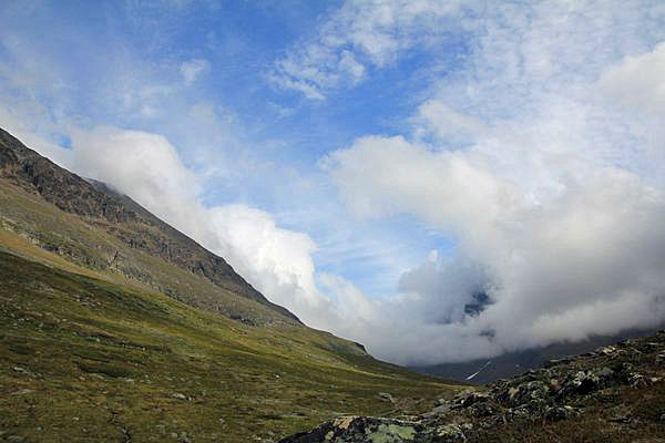 Wolken ziehen durch das Láddjuvággi