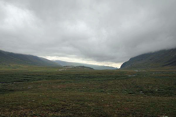 Blick von der Ostflanke des Siŋŋičohkka in Richtung Nikkaluokta