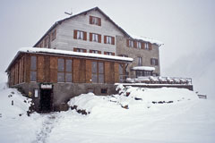 Die Kemptener Hütte im Neuschnee